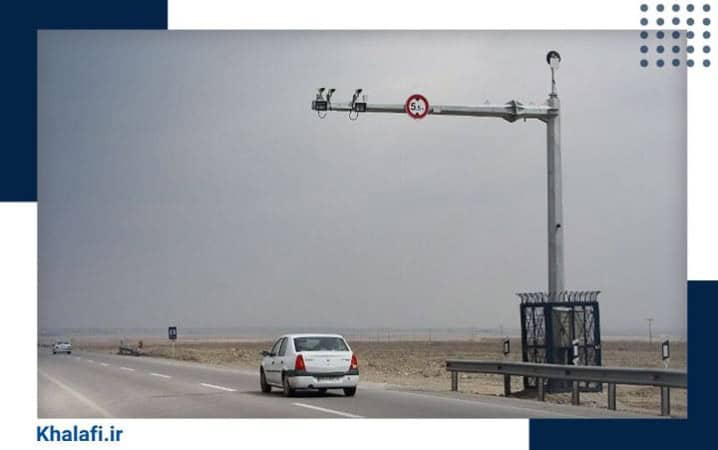 یک خودروی ال ۹۰ در حال عبور از زیر دوربین ثبت سرعت غیر مجاز