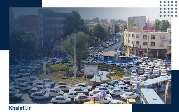 تصویری از تردد خودروها در مرکز شهر و ثبت تخلفات آنها با دوربین راهور