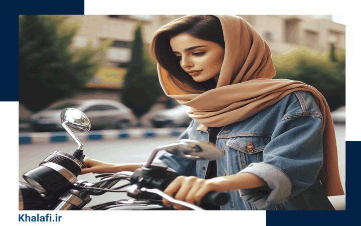 خانمی درحال رانندگی با موتور برای اشاره به ممنوعیت صدور گواهینامه موتور برای بانوان