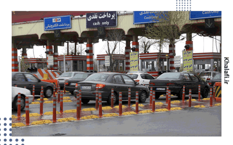 ماشینها پشت گیت عوارض آزادراهی در حال پرداخت نرخ عوارضی